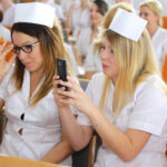 3.6.2016 Kielce. Czepkowanie studentek pielęgniarstwa i położnictwa / Wojciech Habdas / Radio Kielce