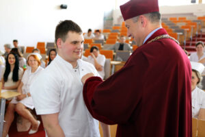 3.6.2016 Kielce. Czepkowanie studentek pielęgniarstwa i położnictwa / Wojciech Habdas / Radio Kielce