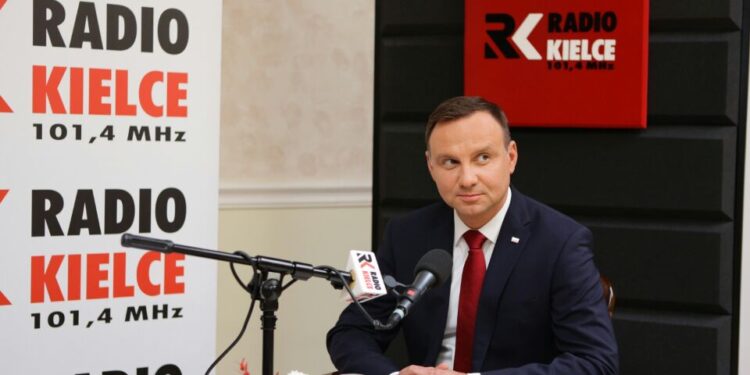 07.06.2016 Busko Zdrój. Prezydent Andrzej Duda podczas wywiadu dla Radia Kielce / Wojciech Habdas / Radio Kielce