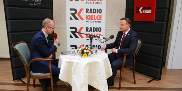 07.06.2016 Busko Zdrój. Bartłomiej Zapała i prezydent Andrzej Duda podczas wywiadu. / Wojciech Habdas / Radio Kielce