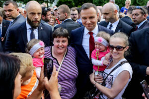 07.06.2016 Busko Zdrój. Prezydent RP Andrzej Duda spotkał się z mieszkańcami i kuracjuszami. / Wojciech Habdas / Radio Kielce