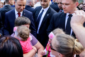 07.06.2016 Busko Zdrój. Prezydent RP Andrzej Duda spotkał się z mieszkańcami i kuracjuszami. / Wojciech Habdas / Radio Kielce