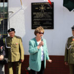 10.6.2016 Kielce. Zapalenie Zniczy Pamięci pod tablicą pamiątkową na terenie Pierwszych Koszar 2 PAL Legionów przy ul. Wrzosowej / Wojciech Habdas / Radio Kielce