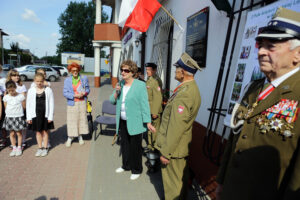 10.6.2016 Kielce. Zapalenie Zniczy Pamięci pod tablicą pamiątkową na terenie Pierwszych Koszar 2 PAL Legionów przy ul. Wrzosowej / Wojciech Habdas / Radio Kielce