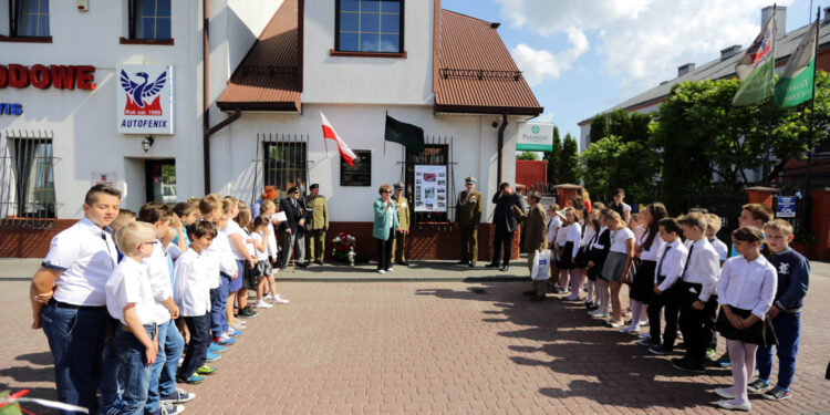 10.6.2016 Kielce. Zapalenie Zniczy Pamięci pod tablicą pamiątkową na terenie Pierwszych Koszar 2 PAL Legionów przy ul. Wrzosowej / Wojciech Habdas / Radio Kielce