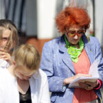 10.6.2016 Kielce. Zapalenie Zniczy Pamięci pod tablicą pamiątkową na terenie Pierwszych Koszar 2 PAL Legionów przy ul. Wrzosowej / Wojciech Habdas / Radio Kielce