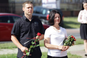 10.6.2016 Kielce. Zapalenie Zniczy Pamięci pod tablicą pamiątkową na terenie Pierwszych Koszar 2 PAL Legionów przy ul. Wrzosowej / Wojciech Habdas / Radio Kielce