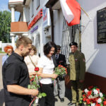 10.6.2016 Kielce. Zapalenie Zniczy Pamięci pod tablicą pamiątkową na terenie Pierwszych Koszar 2 PAL Legionów przy ul. Wrzosowej / Wojciech Habdas / Radio Kielce