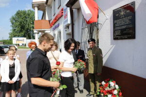 10.6.2016 Kielce. Zapalenie Zniczy Pamięci pod tablicą pamiątkową na terenie Pierwszych Koszar 2 PAL Legionów przy ul. Wrzosowej / Wojciech Habdas / Radio Kielce