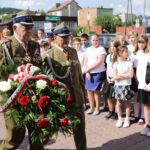 10.6.2016 Kielce. Zapalenie Zniczy Pamięci pod tablicą pamiątkową na terenie Pierwszych Koszar 2 PAL Legionów przy ul. Wrzosowej / Wojciech Habdas / Radio Kielce