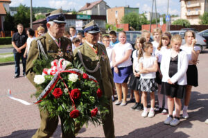 10.6.2016 Kielce. Zapalenie Zniczy Pamięci pod tablicą pamiątkową na terenie Pierwszych Koszar 2 PAL Legionów przy ul. Wrzosowej / Wojciech Habdas / Radio Kielce