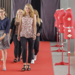 10.6.2016 Kielce. Pokaz mody „Jeans i nie tylko...”, podczas którego swoje projekty zaprezentowali studenci III roku wzornictwa Instytutu Sztuk Pięknych UJK. / Wojciech Habdas / Radio Kielce