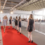 10.6.2016 Kielce. Pokaz mody „Jeans i nie tylko...”, podczas którego swoje projekty zaprezentowali studenci III roku wzornictwa Instytutu Sztuk Pięknych UJK. / Wojciech Habdas / Radio Kielce