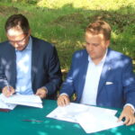 30.07.2016. Prezydent Starachowic Marek Materek oraz marszałek województwa świętokrzyskiego Adam Jarubas podpisali preumowę na dofinansowanie rewitalizacji starachowickiego parku miejskiego / Tomasz Piwko / Radio Kielce