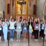 22.07.2016. Młodzież ze Starachowic i Końskich oraz goście z Konga, Białorusi i Ukrainy spotkali się w Opactwie Cystersów w Wąchocku / Tomasz Piwko / Radio Kielce