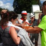 20.07.2016. Francuscy pielgrzymi Światowych Dni Młodzieży w Jędrzejowie / Ewa Pociejowska-Gawęda / Radio Kielce