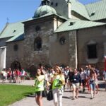 22.07.2016 Jędrzejów. Pielgrzymi z Francji zwiedzają miasto / Ewa Pociejowska-Gawęda / Radio Kielce