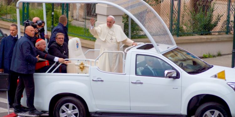 27.07.2016. Papież Franciszek w drodze na Wawel / Bartłomiej Zapała / Radio Kielce