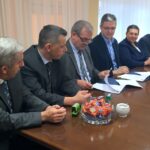 19.07.2016. Podpisanie preumowy na dotację z władzami samorządów na powstanie ścieżek rowerowych w powiecie kazimierskikm / Marlena Płaska / Radio Kielce