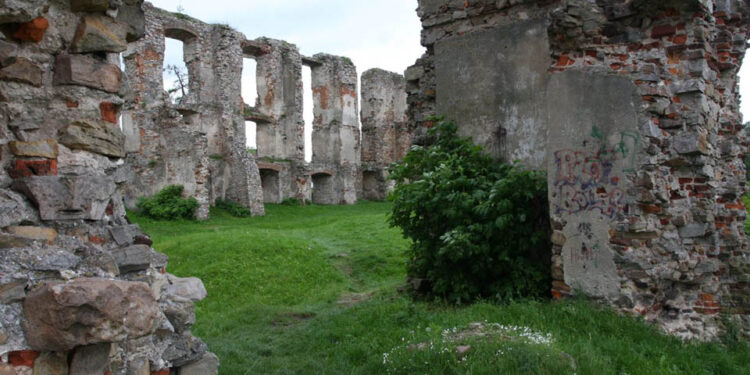 Ruiny zamku w Bodzentynie / Wojciech Habdas / Radio Kielce