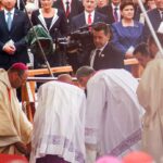 28.07.2016. Msza święta na Jasnej Górze, sprawowana przez papieża Franciszka w 1050-lecie chrztu Polski. Papież potknął się i upadł. Upadek nie okazał się groźny / Bartłomiej Zapała / Radio Kielce