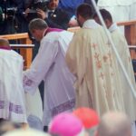 28.07.2016. Msza święta na Jasnej Górze, sprawowana przez papieża Franciszka w 1050-lecie chrztu Polski. Papież potknął się i upadł. Upadek nie okazał się groźny / Bartłomiej Zapała / Radio Kielce