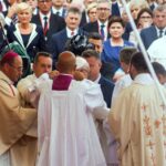 28.07.2016. Msza święta na Jasnej Górze, sprawowana przez papieża Franciszka w 1050-lecie chrztu Polski. Papież potknął się i upadł. Upadek nie okazał się groźny / Bartłomiej Zapała / Radio Kielce