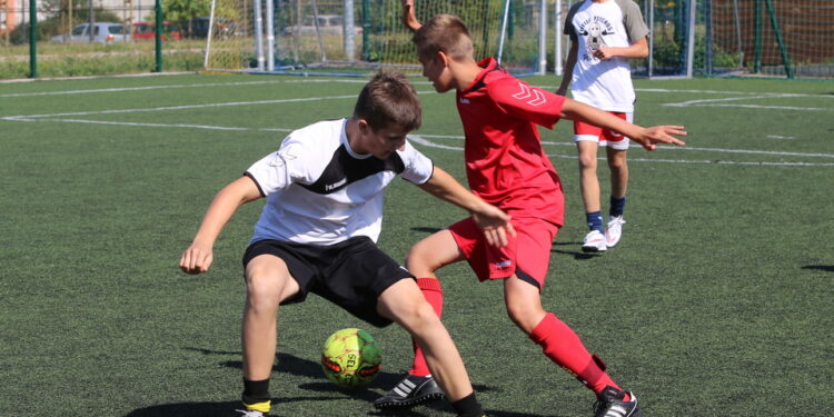 19.08.2015. Wakacje z Futbolem 2015.  Orlik 27 Kielce I - Red and Yellow I (finał gimnazjalistów) / Kamil Król / Radio Kielce