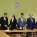 08.07.2016 Kielce. Wojewoda świętokrzyski Agata Wojtyszek podpisała z przedstawicielami samorządów świętokrzyskich umowy na rozwój infrastruktury drogowej. / Jarosław Kubalski / Radio Kielce