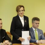 08.07.2016 Kielce. Wojewoda świętokrzyski Agata Wojtyszek podpisała z przedstawicielami samorządów świętokrzyskich umowy na rozwój infrastruktury drogowej. / Jarosław Kubalski / Radio Kielce