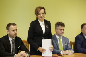 08.07.2016 Kielce. Wojewoda świętokrzyski Agata Wojtyszek podpisała z przedstawicielami samorządów świętokrzyskich umowy na rozwój infrastruktury drogowej. / Jarosław Kubalski / Radio Kielce