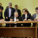 08.07.2016 Kielce. Wojewoda świętokrzyski Agata Wojtyszek podpisała z przedstawicielami samorządów świętokrzyskich umowy na rozwój infrastruktury drogowej. / Jarosław Kubalski / Radio Kielce