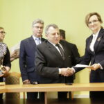 08.07.2016 Kielce. Wojewoda świętokrzyski Agata Wojtyszek podpisała z przedstawicielami samorządów świętokrzyskich umowy na rozwój infrastruktury drogowej. / Jarosław Kubalski / Radio Kielce