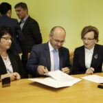 08.07.2016 Kielce. Wojewoda świętokrzyski Agata Wojtyszek podpisała z przedstawicielami samorządów świętokrzyskich umowy na rozwój infrastruktury drogowej. / Jarosław Kubalski / Radio Kielce