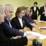 08.07.2016 Kielce. Wojewoda świętokrzyski Agata Wojtyszek podpisała z przedstawicielami samorządów świętokrzyskich umowy na rozwój infrastruktury drogowej. / Jarosław Kubalski / Radio Kielce