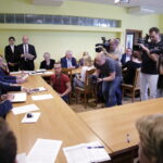 08.07.2016 Kielce. Wojewoda świętokrzyski Agata Wojtyszek podpisała z przedstawicielami samorządów świętokrzyskich umowy na rozwój infrastruktury drogowej. / Jarosław Kubalski / Radio Kielce