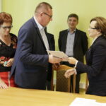 08.07.2016 Kielce. Wojewoda świętokrzyski Agata Wojtyszek podpisała z przedstawicielami samorządów świętokrzyskich umowy na rozwój infrastruktury drogowej. / Jarosław Kubalski / Radio Kielce