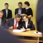 08.07.2016 Kielce. Wojewoda świętokrzyski Agata Wojtyszek podpisała z przedstawicielami samorządów świętokrzyskich umowy na rozwój infrastruktury drogowej. / Jarosław Kubalski / Radio Kielce