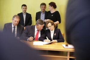 08.07.2016 Kielce. Wojewoda świętokrzyski Agata Wojtyszek podpisała z przedstawicielami samorządów świętokrzyskich umowy na rozwój infrastruktury drogowej. / Jarosław Kubalski / Radio Kielce