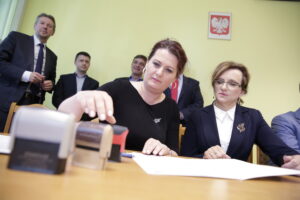 08.07.2016 Kielce. Wojewoda świętokrzyski Agata Wojtyszek podpisała z przedstawicielami samorządów świętokrzyskich umowy na rozwój infrastruktury drogowej. / Jarosław Kubalski / Radio Kielce