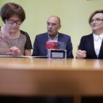 08.07.2016 Kielce. Wojewoda świętokrzyski Agata Wojtyszek podpisała z przedstawicielami samorządów świętokrzyskich umowy na rozwój infrastruktury drogowej. / Jarosław Kubalski / Radio Kielce