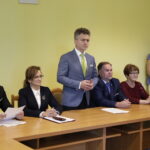 08.07.2016 Kielce. Wojewoda świętokrzyski Agata Wojtyszek podpisała z przedstawicielami samorządów świętokrzyskich umowy na rozwój infrastruktury drogowej. / Jarosław Kubalski / Radio Kielce
