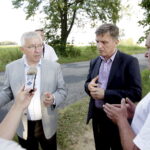 01.07.2016 Okolice Mnina. Poszkodowani przez gradobicie rolnicy z gmin Łopuszno i Słupia (Konecka) spotkali się z posłem PiS Krzysztofem Lipcem i doradcą Wojewody Świętokrzyskiego Andrzejem Prusiem. / Jarosław Kubalski / Radio Kielce