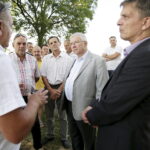 01.07.2016 Okolice Mnina. Poszkodowani przez gradobicie rolnicy z gmin Łopuszno i Słupia (Konecka) spotkali się z posłem PiS Krzysztofem Lipcem i doradcą Wojewody Świętokrzyskiego Andrzejem Prusiem. / Jarosław Kubalski / Radio Kielce