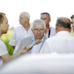 01.07.2016 Okolice Mnina. Poszkodowani przez gradobicie rolnicy z gmin Łopuszno i Słupia (Konecka) spotkali się z posłem PiS Krzysztofem Lipcem i doradcą Wojewody Świętokrzyskiego Andrzejem Prusiem. / Jarosław Kubalski / Radio Kielce