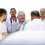 01.07.2016 Okolice Mnina. Poszkodowani przez gradobicie rolnicy z gmin Łopuszno i Słupia (Konecka) spotkali się z posłem PiS Krzysztofem Lipcem i doradcą Wojewody Świętokrzyskiego Andrzejem Prusiem. / Jarosław Kubalski / Radio Kielce