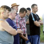 01.07.2016 Okolice Mnina. Poszkodowani przez gradobicie rolnicy z gmin Łopuszno i Słupia (Konecka) spotkali się z posłem PiS Krzysztofem Lipcem i doradcą Wojewody Świętokrzyskiego Andrzejem Prusiem. / Jarosław Kubalski / Radio Kielce