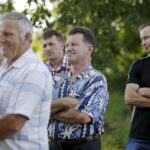 01.07.2016 Okolice Mnina. Poszkodowani przez gradobicie rolnicy z gmin Łopuszno i Słupia (Konecka) spotkali się z posłem PiS Krzysztofem Lipcem i doradcą Wojewody Świętokrzyskiego Andrzejem Prusiem. / Jarosław Kubalski / Radio Kielce