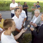 01.07.2016 Okolice Mnina. Poszkodowani przez gradobicie rolnicy z gmin Łopuszno i Słupia (Konecka) spotkali się z posłem PiS Krzysztofem Lipcem i doradcą Wojewody Świętokrzyskiego Andrzejem Prusiem. / Jarosław Kubalski / Radio Kielce