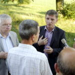 01.07.2016 Okolice Mnina. Poszkodowani przez gradobicie rolnicy z gmin Łopuszno i Słupia (Konecka) spotkali się z posłem PiS Krzysztofem Lipcem i doradcą Wojewody Świętokrzyskiego Andrzejem Prusiem. / Jarosław Kubalski / Radio Kielce